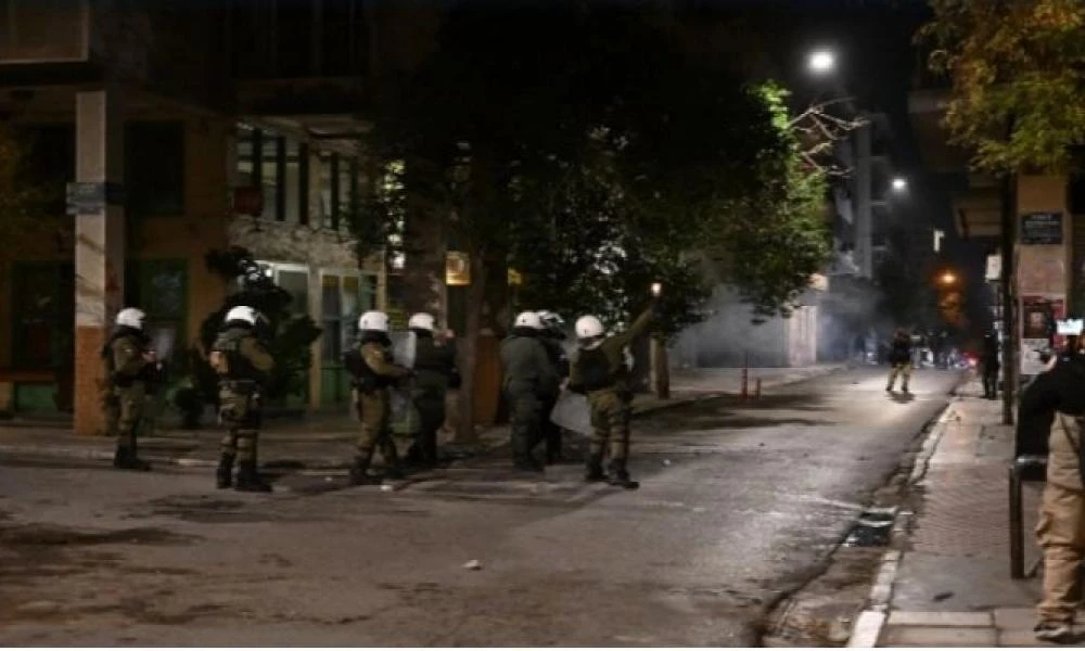 Πλατεία Μαβίλη: Ακροδεξιοί επιτέθηκαν με φωτοβολίδα ευθείας βολής κατά αστυνομικών - «Σας περάσαμε για αναρχικούς»